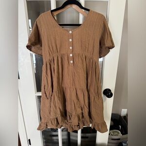 Women’s tan colored high low loose fitting dress with pockets size medium